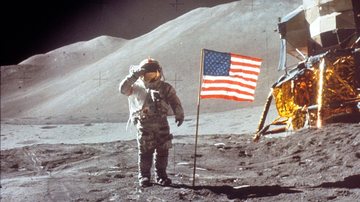 Astronauta David Scott faz saudação ao lado da bandeira dos EUA em 30 de julho de 1971 na Lua durante a missão Apollo 15 (Foto: NASA/Liaison)