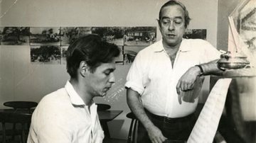 Antonio Carlos Jobim e Vinicius de Moraes enquanto compunham Brasília - Sinfonia da Alvorada, no Catetinho em Brasília (Foto: autor desconhecido/Instituto Tom Jobim)