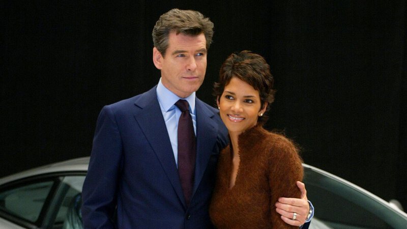 Pierce Brosnan e Halle Berry na divulgação de 007 - Um Novo Dia Para Morrer (Foto: Anthony Jones/UK Press/Getty Images)