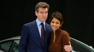 Pierce Brosnan e Halle Berry na divulgação de 007 - Um Novo Dia Para Morrer (Foto: Anthony Jones/UK Press/Getty Images)