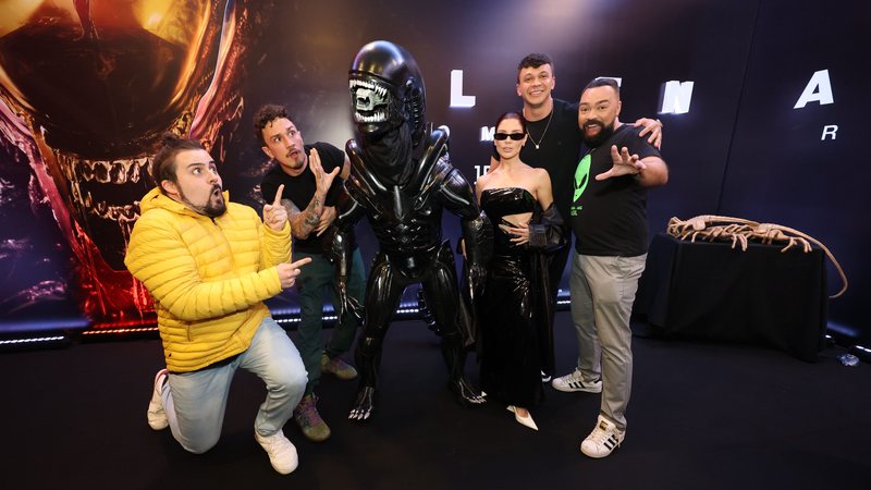 Lucas Cunha, Christian Figueiredo, Cosplay de Alien, Cocielo, Gkay e Daniel Pires durante ativação da pré-estreia de Alien: Romulus (Foto: Divulgação)