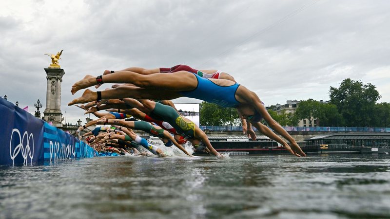 Atletas em competição no Rio Sena (Foto: Martin Bureau - Pool/Getty Images)