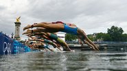 Atletas em competição no Rio Sena (Foto: Martin Bureau - Pool/Getty Images)