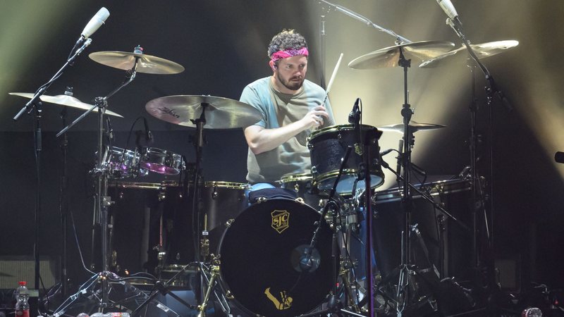 Dan Platzman durante show do Imagine Dragons (Foto: Shlomi Pinto/Getty Images)