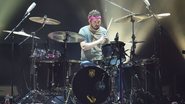 Dan Platzman durante show do Imagine Dragons (Foto: Shlomi Pinto/Getty Images)