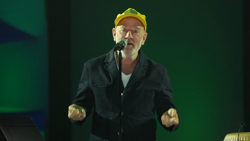 Michael Stipe durante apresentação em 2024 (Foto: Bennett Raglin/Getty Images for Songwriters Hall Of Fame)