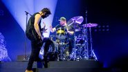 Mike Kerr e Ben Thatcher, do Royal Blood, durante apresentação em junho (Foto: Joseph Okpako/WireImage)