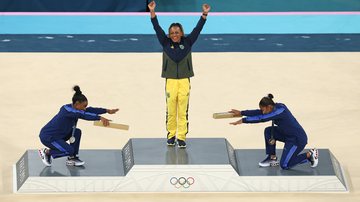 Rebeca Andrade no pódio, sendo saudada por Simone Biles e por Jordan Chiles (Foto: Elsa/Getty Images))