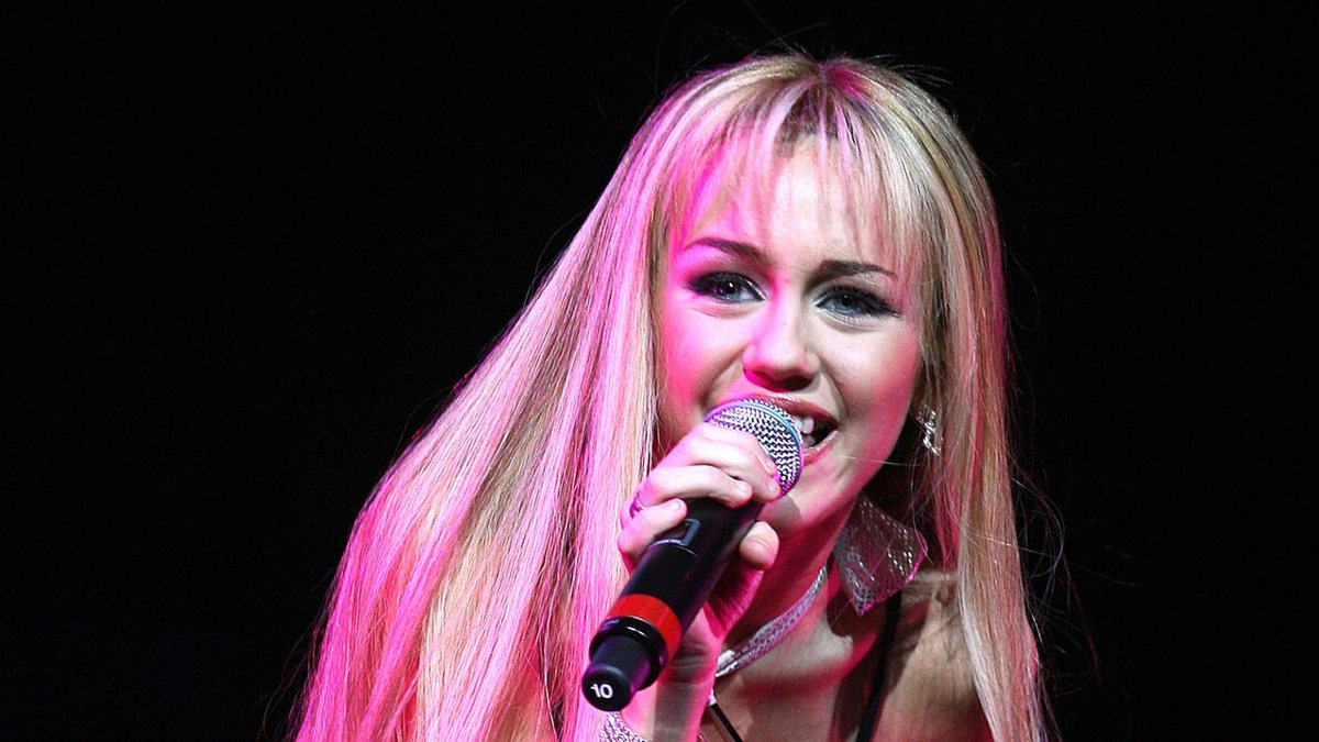 Miley Cyrus como Hannah Montana, durante show no Gibson Amphitheatre em 2006 (Foto: Jeffrey Mayer/WireImage)