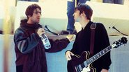 Liam e Noel Gallagher formavam Oasis (Foto: Des Willie/Redferns)