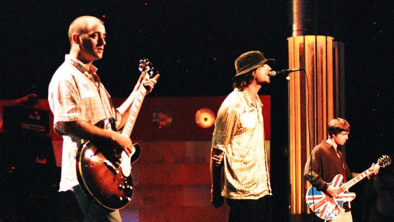 Paul "Bonehead" Arthurs, Noel Gallagher e Liam Gallagher em 1996 (Foto: Jeff Kravitz/FilmMagic)