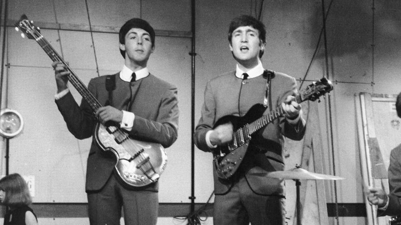 Paul McCartney e John Lennon em apresentação dos Beatles em 4 de outubro de 1963 (Foto: David Redfern/Redferns)