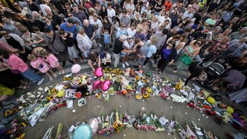 Pessoas prestam homenagem às vítimas de ataque em Southport (Foto: Christopher Furlong/Getty Images)