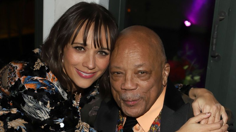 Rashida Jones com o pai, o lendário produtor Quincy Jones (Foto: Arnold Turner/Getty Images for Freedom Road Productions)