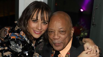 Rashida Jones com o pai, o lendário produtor Quincy Jones (Foto: Arnold Turner/Getty Images for Freedom Road Productions)