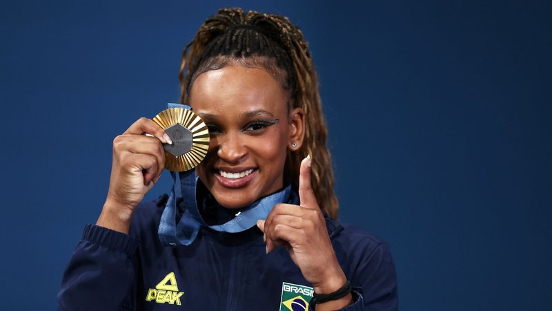 Rebeca Andrade com a medalha de ouro do solo individual nos Jogos Olímpicos de Paris 2024 (Foto: Naomi Baker/Getty Images)