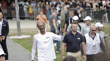 Snoop Dogg carregando uma das tochas dos Jogos Olímpicos de Paris 2024 (Foto: Stephane De Sakutin - Pool/Getty Images)