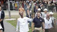 Snoop Dogg carregando uma das tochas dos Jogos Olímpicos de Paris 2024 (Foto: Stephane De Sakutin - Pool/Getty Images)