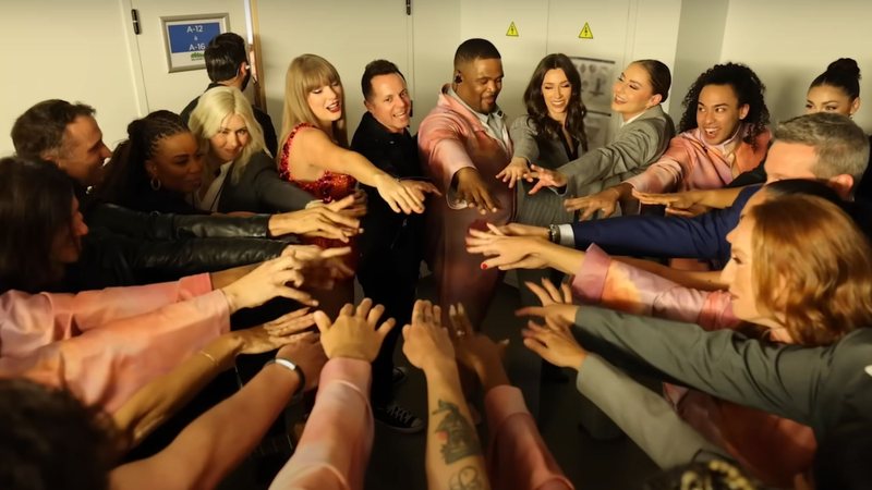 Taylor Swift e equipe em bastidores de show (Fotos: Reprodução)