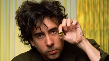 Tim Burton com pin de Batman (Foto: George Rose/Getty Images)