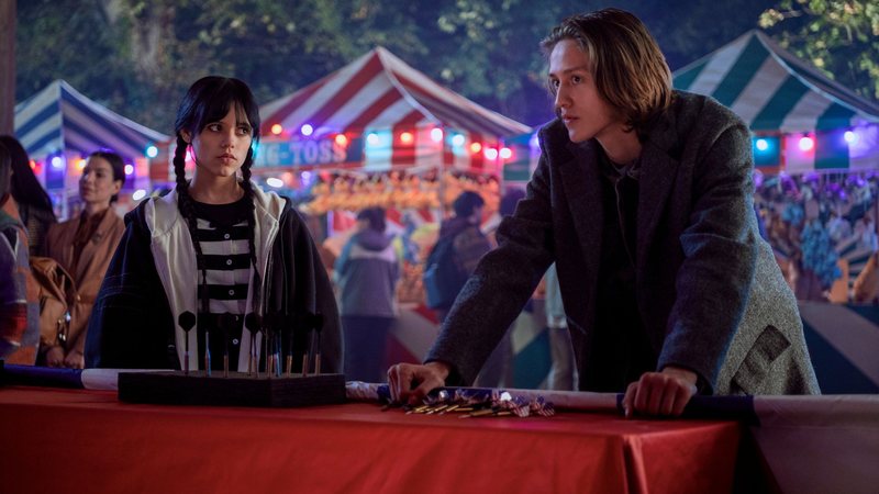 Jenna Ortega e Percy Hynes White na primeira temporada de Wandinha (Foto: Vlad Cioplea/Netflix © 2022)