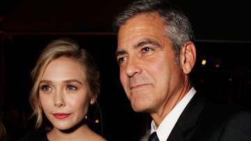 Elizabeth Olsen e George Clooney (Foto: Jeff Vespa/Getty Images for Vanity Fair)