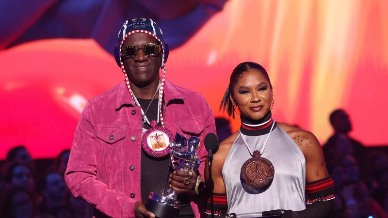 Flavor Flav e Jordan Chiles no VMA (Foto: Mike Coppola/Getty Images)