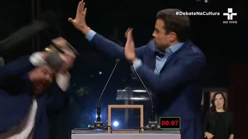 Momento da agressão de José Luiz Datena a Pablo Marçal durante debate na TV Cultura neste domingo (15) (Reprodução)