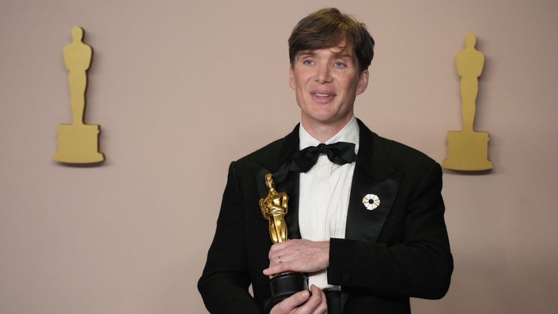 Cillian Murphy com Oscar de Melhor Ator por Oppenheimer (Foto: Jeff Kravitz/FilmMagic)