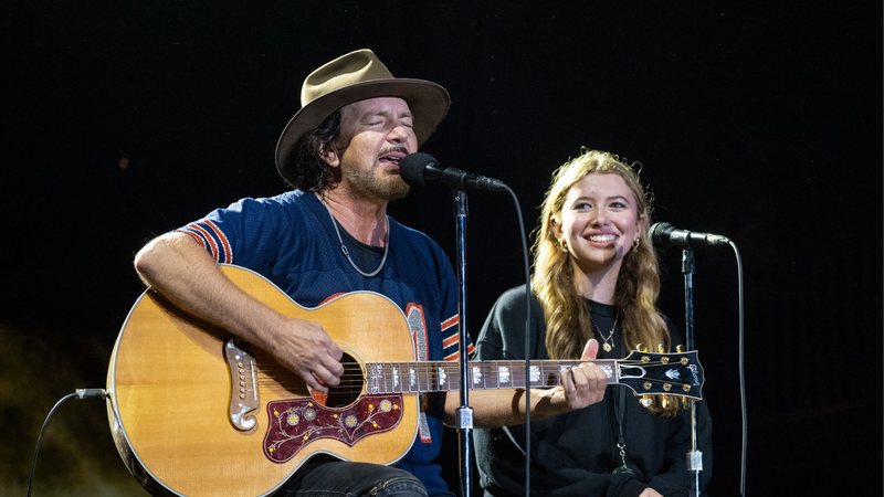 Eddie Vedder e filha Harper em show no Ohana Festival (Foto: Jim Bennett/WireImage)