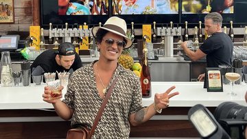 Bruno Mars posa para foto no Merchant & Trade em Uptown. Foto: Emma Way/Axios