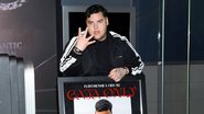 FloyyMenor recebeu a certificação de platina da RIAA para o seu hit  "Gata Only". O marco foi recebido em um evento especial de celebração da cultura latino-americana no Empire State Building, em Nova York (Divulgação)