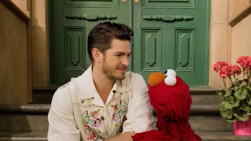 Andrew Garfield e Elmo (Foto: Reprodução/YouTube)