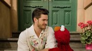 Andrew Garfield e Elmo (Foto: Reprodução/YouTube)