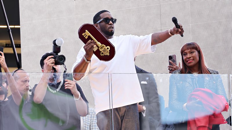 Sean "Diddy" Combs recebe chave de Nova York em 2023 (Foto: Cindy Ord/Getty Images)