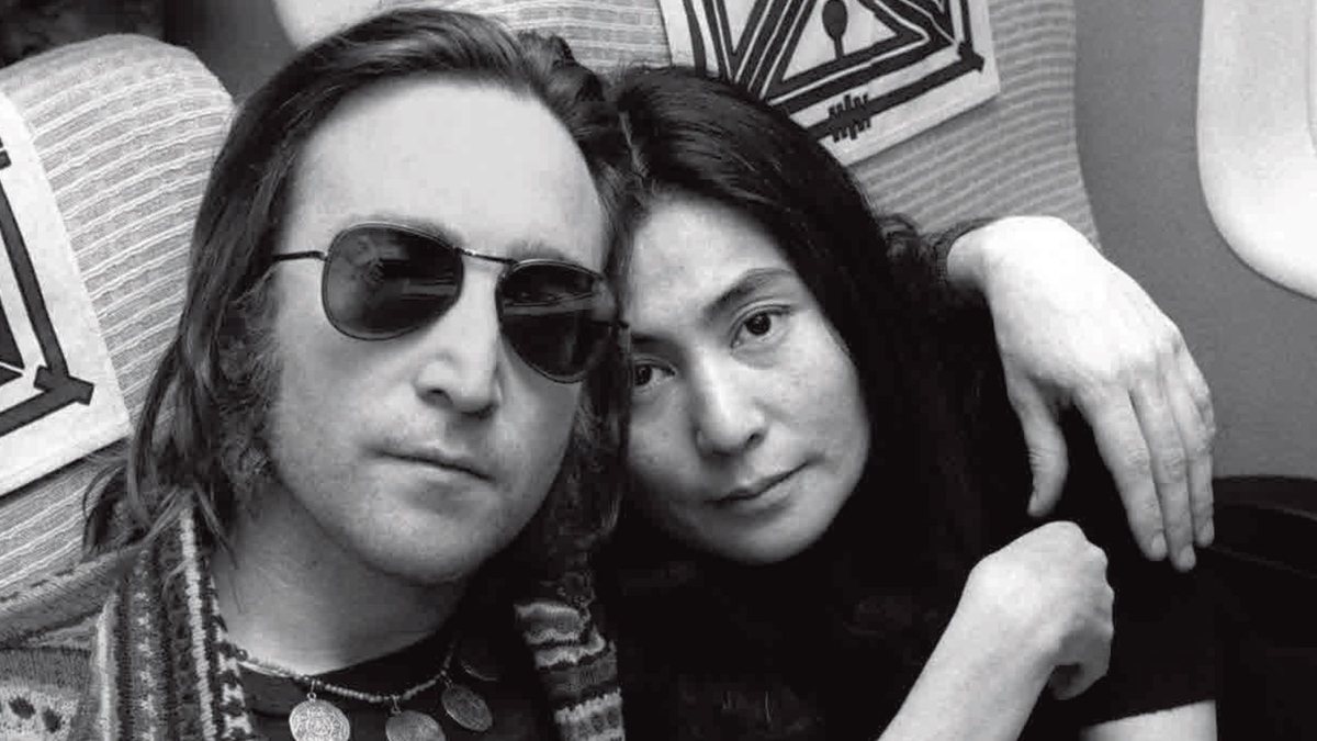 John Lennon e Yoko Ono (Foto: Reprodução/Twitter)