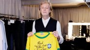 Paul McCartney com camisa da Seleção Brasileira assinada por Pelé (Foto: MPL Communications/MJ Kim)