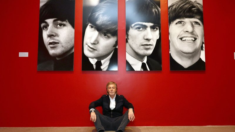 Paul McCartney na frente de quadro dos integrantes dos Beatles (Foto: Theo Wargo/Getty Images for MPL)