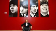 Paul McCartney na frente de quadro dos integrantes dos Beatles (Foto: Theo Wargo/Getty Images for MPL)