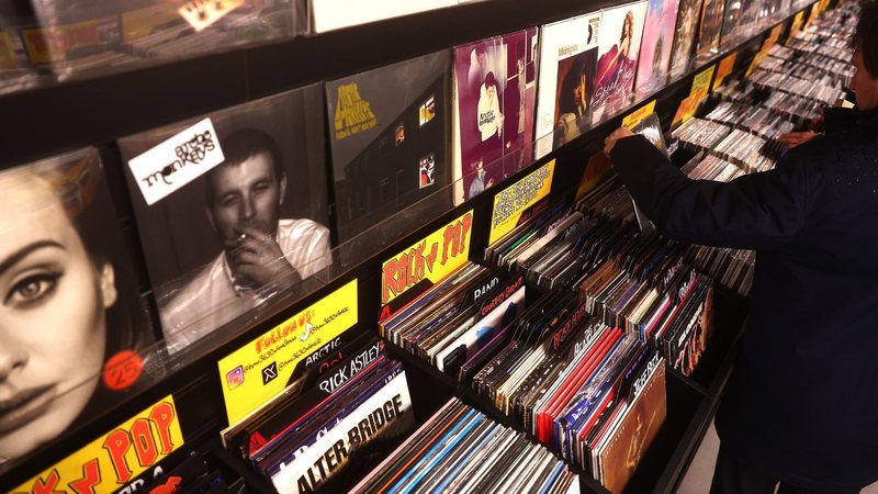 Um cliente confere uma estante de discos de vinil na loja HMV, em Londres, Inglaterra (Foto: Peter Nicholls/Getty Images)