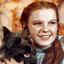 Judy Garland, como a personagem Dorothy Gale, segura Totó em uma foto de 'O Mágico de Oz'.