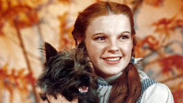 Judy Garland, como a personagem Dorothy Gale, segura Totó em uma foto de 'O Mágico de Oz'. - Herbert Dorfman/Corbis/Getty Images