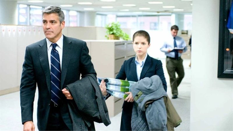 George Clooney e Anna Kendrick em Amor Sem Escalas (Imagem: ©DreamWorks/Cortesia da Coleção Everett)