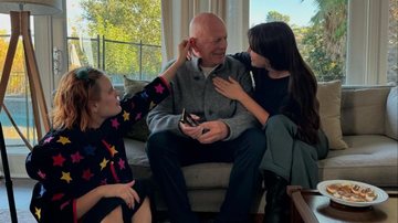 Bruce Willis com as filhas Tallulah Belle Willis e Scout LaRue Willis no Dia de Ação de Graças (Foto: Reprodução/Instagram)