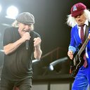 Brian Johnson e Angus Young, do AC/DC, durante apresentação na Inglaterra em julho de 2024 (Photo by Jim Dyson/Getty Images)