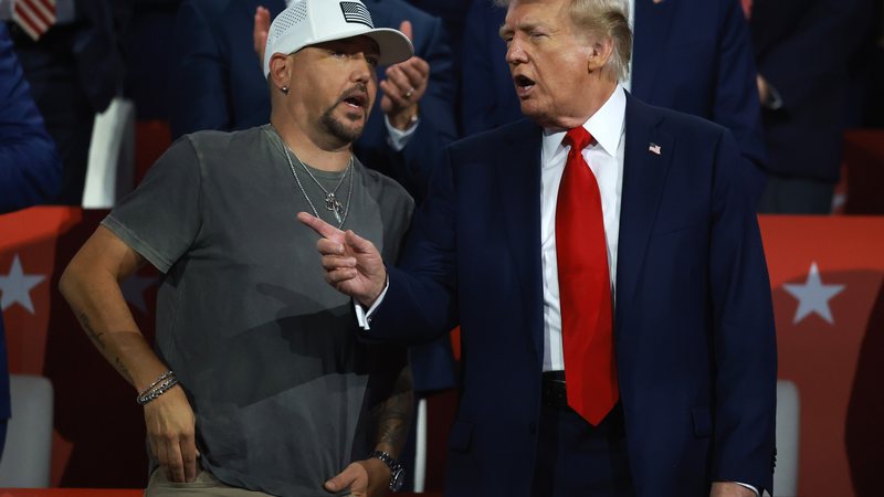 O astro country Jason Aldean e o presidente eleito dos EUA, Donald Trump, na convenção republicana em 2024 (foto: Getty Images)