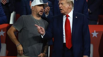 O astro country Jason Aldean e o presidente eleito dos EUA, Donald Trump, na convenção republicana em 2024 (foto: Getty Images)