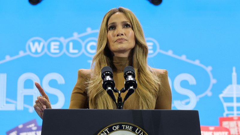 Jennifer Lopez em comício de Kamala Harris (Foto: Ethan Miller/Getty Images)