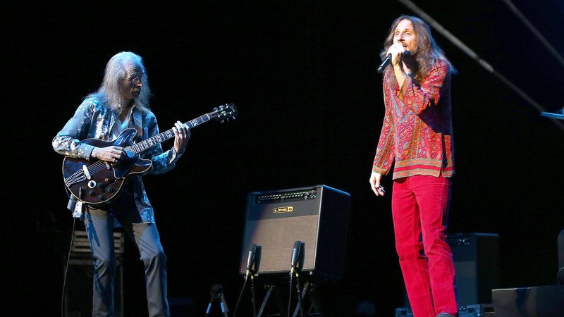 O vocalista Jon Davison (direita) e o guitarrista Steve Howe (esquerda), ambos do Yes (Foto: Paul Zimmerman / WireImage / Getty Images)