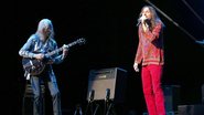 O vocalista Jon Davison (direita) e o guitarrista Steve Howe (esquerda), ambos do Yes (Foto: Paul Zimmerman / WireImage / Getty Images)